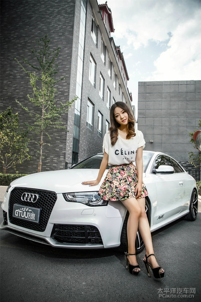  清新甜美车模与猛兽RS5